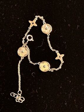 Floral Motif Chain Bracelet in Silver NWOT